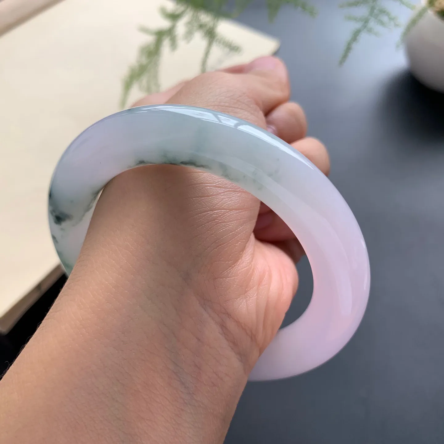 56圈口飘花圆条手镯 尺寸：56-11.3-11.8，无纹裂，细腻光滑，清爽干净