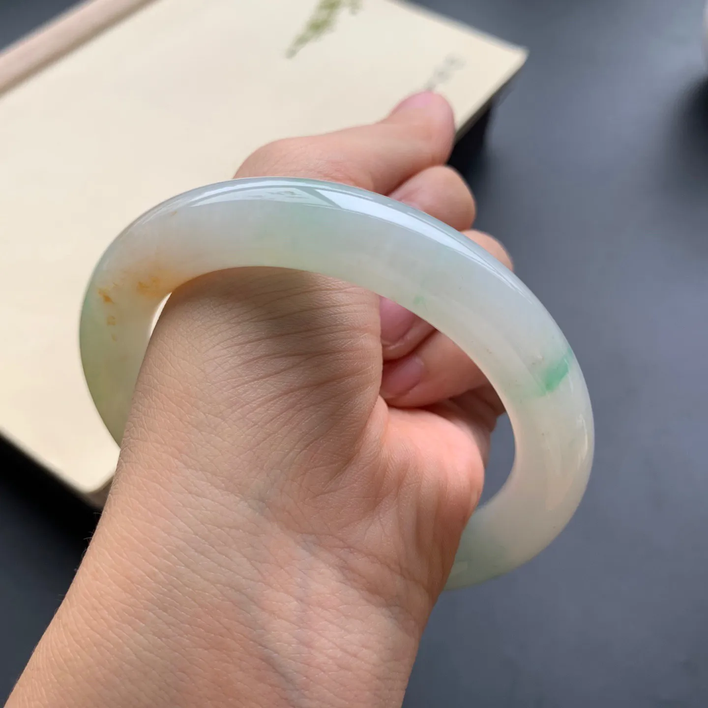 60圈口黄翡飘绿圆条手镯 尺寸：60-12-11，无纹裂，细腻光滑，条形饱满