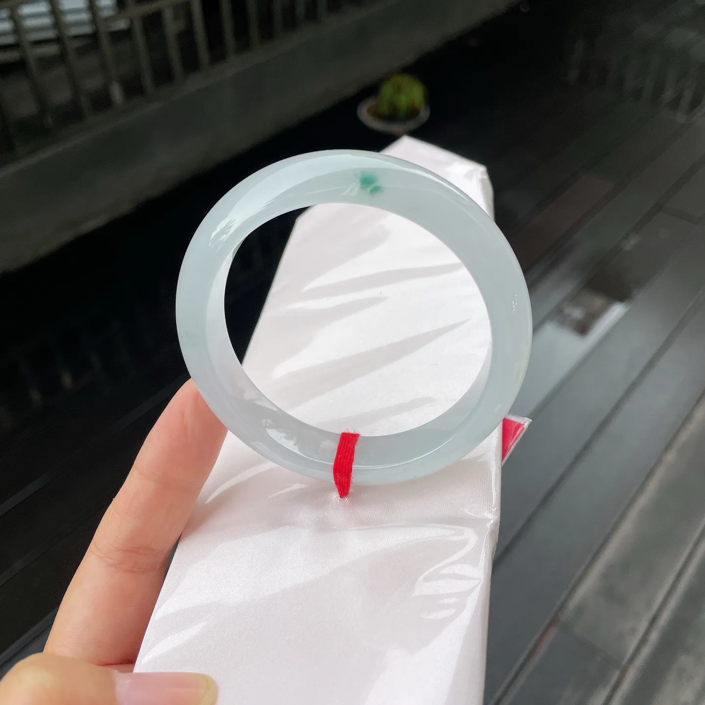 57圈口🥤
飘花，如被晨露吻过，清透底色中，一点翠绿如春日刚绽的花苞，悄然盛放