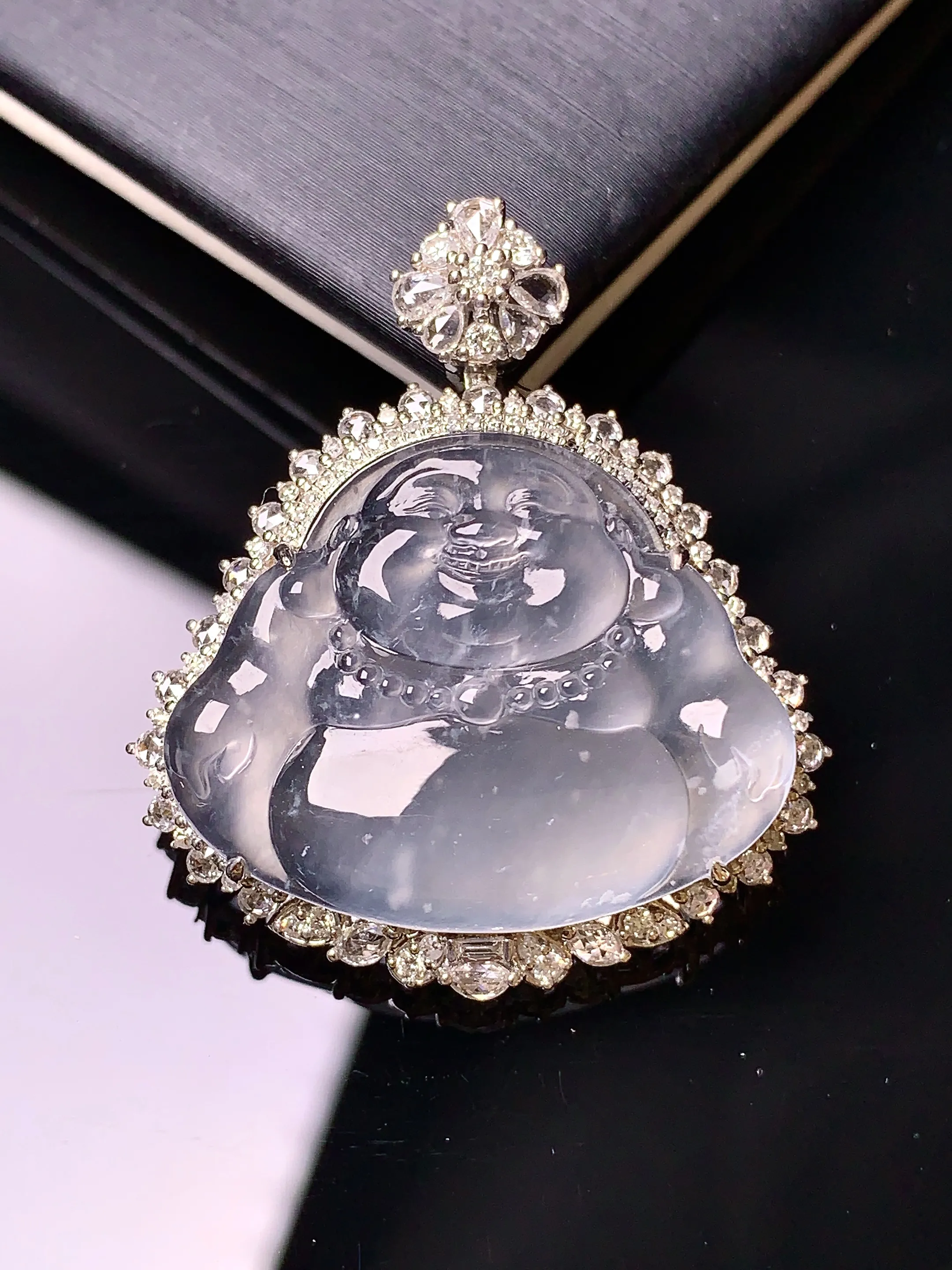 18k金钻镶嵌玻璃种佛公吊坠 玉质细腻 色泽清新艳丽 整体尺寸34*29.8*8.2