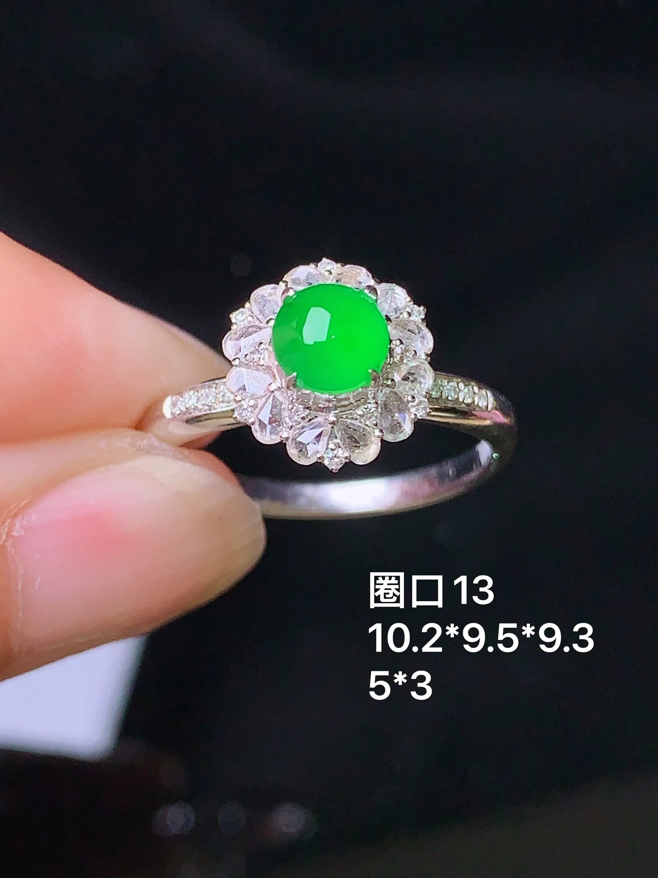 18k金钻镶嵌满绿蛋面戒指 玉质细腻 色泽清新艳丽 圈口13 整体尺寸10.2*9.5*9.3