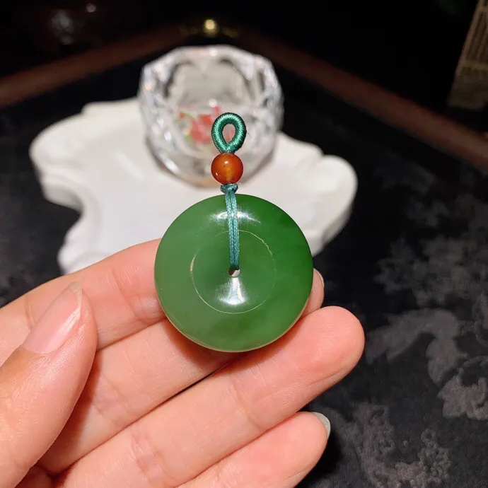和田玉阳绿俄罗斯碧玉平安扣挂件。尺寸30/9玉质细腻油润。手推出油。佩戴高端典雅。lt251104