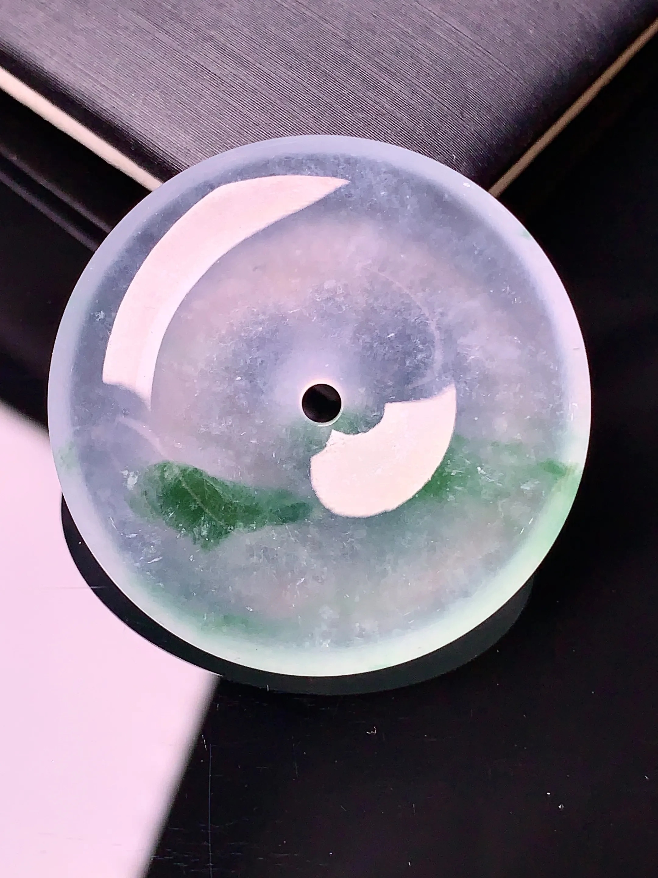 玻璃种飘绿平安扣吊坠 玉质细腻 色泽清新艳丽 整体尺寸31.8*5.7