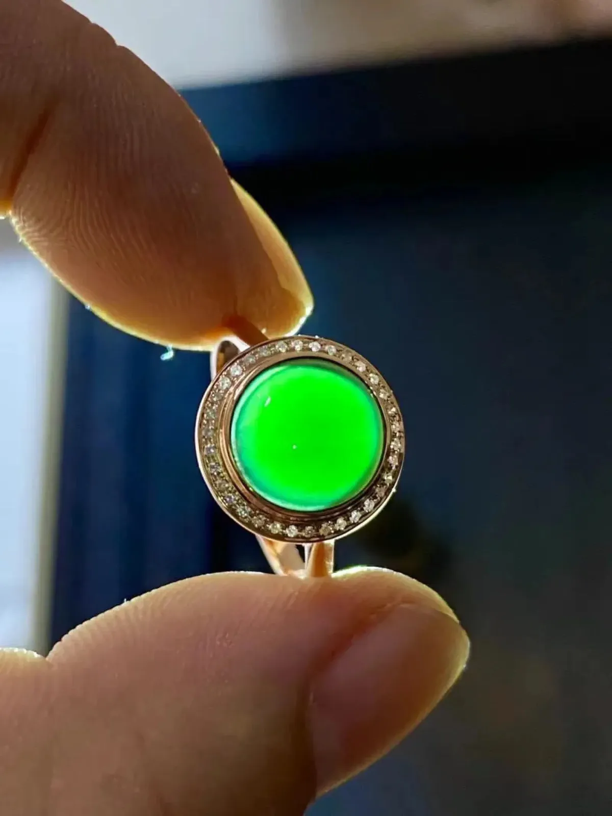 墨翠：【蛋面戒指】18K金+南非钻镶嵌，细腻干净，黑度极黑，性价比高·做工精致，打灯透绿 裸石尺寸：
