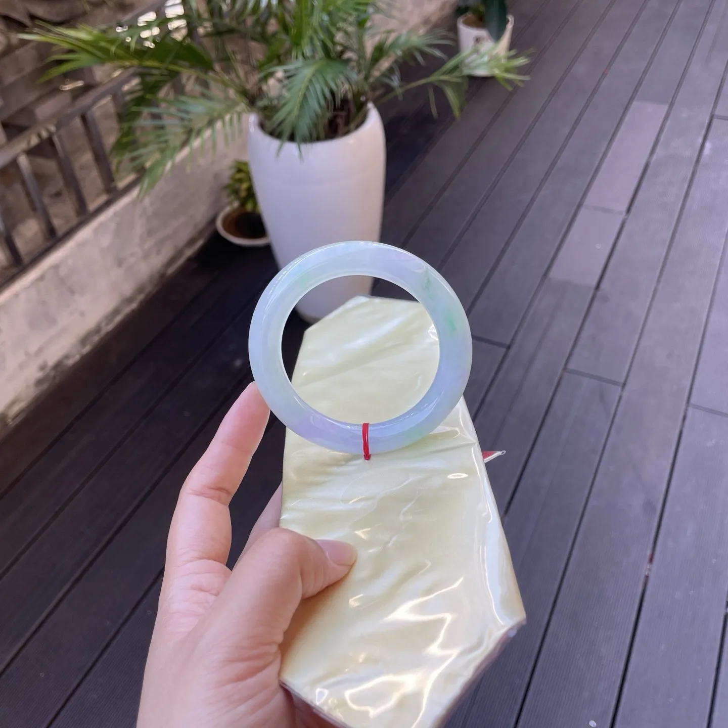 58圆条
春彩，冰透的肌理里晕着淡紫的霞，几点绿韵似春日流萤，仿若从时光深处走来的雅致信物