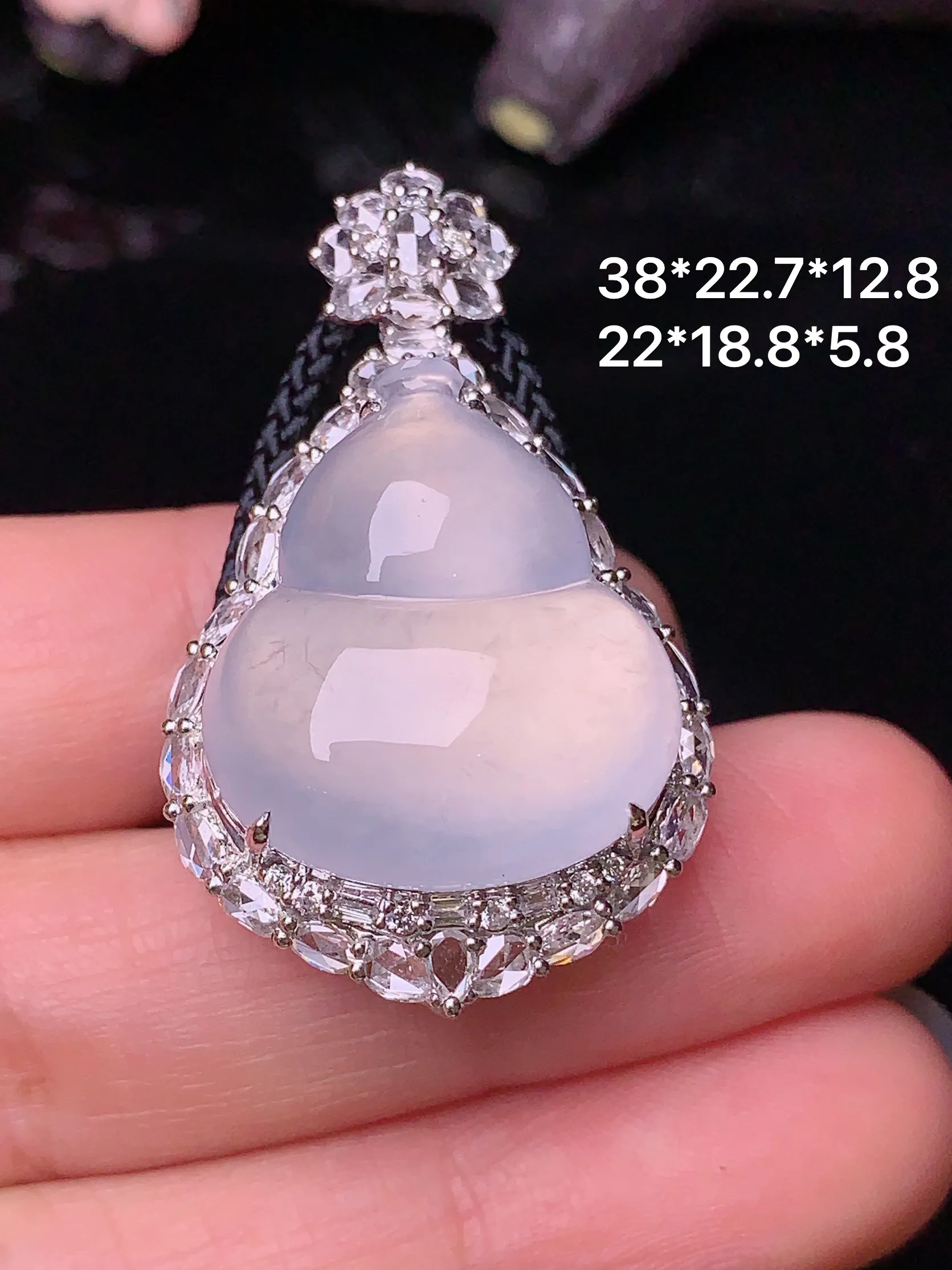 18k金钻镶嵌冰种葫芦吊坠 玉质细腻 色泽清新艳丽 整体尺寸38*22.7*12.8