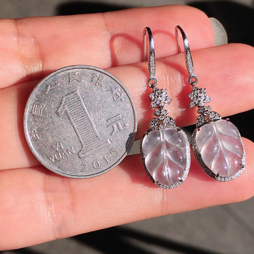 冰种玉叶耳坠，玉质细腻，荧光感超
强，饱满圆润，尽显优雅气质，18k
金豪华镶嵌