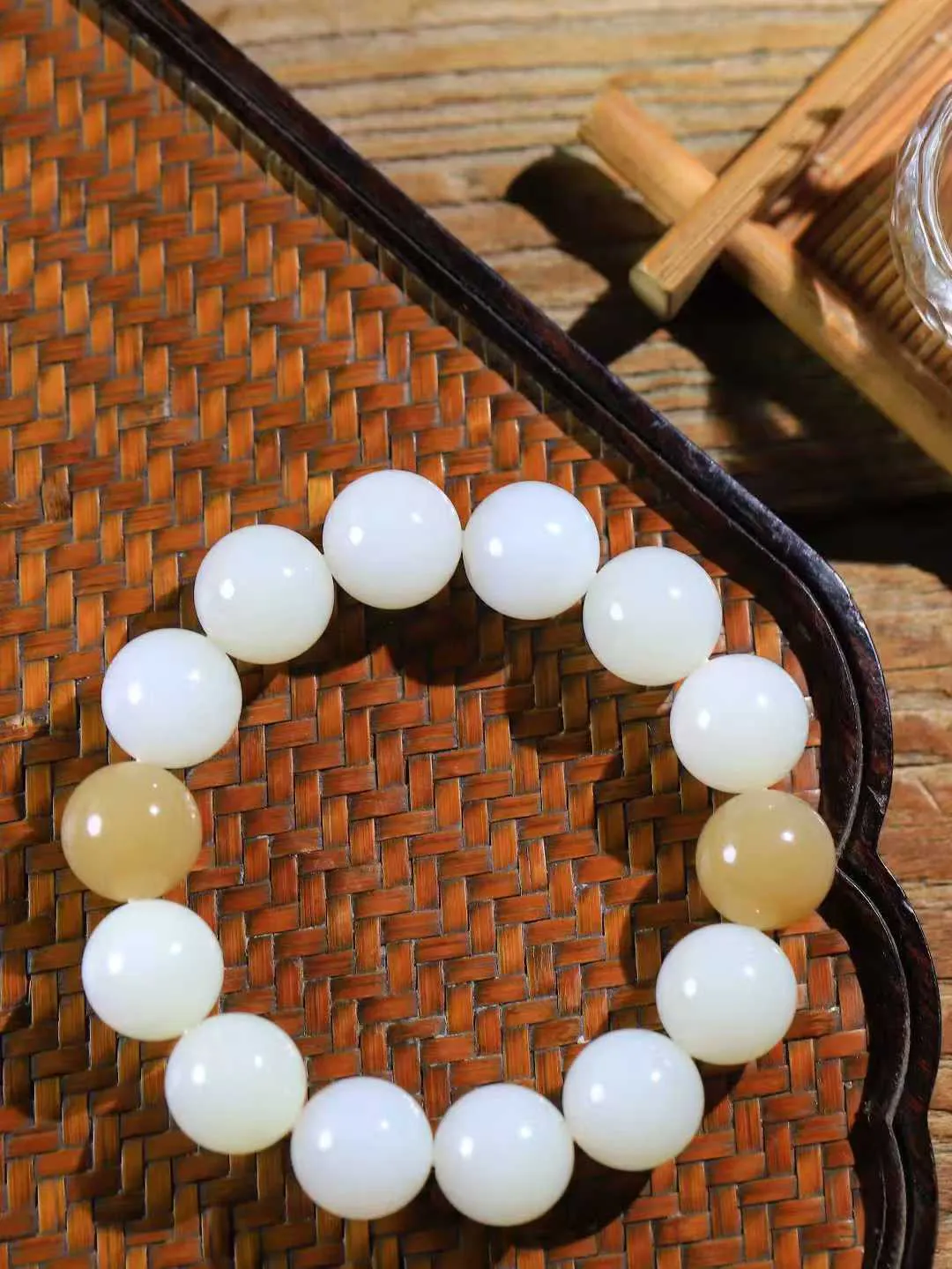 【珠圆玉润.手串】

精品和田玉糖白玉珠圆玉润手串 玉质温润细腻  整串打磨圆润，佩戴舒适。珠珠落玉盘，间关莺语花底滑，一生美好时光，无论身在何处，都有它相伴相守。事事顺遂，幸福美满，吉祥如意。重74.3克   尺寸取一15.1mm   FDL-69117400