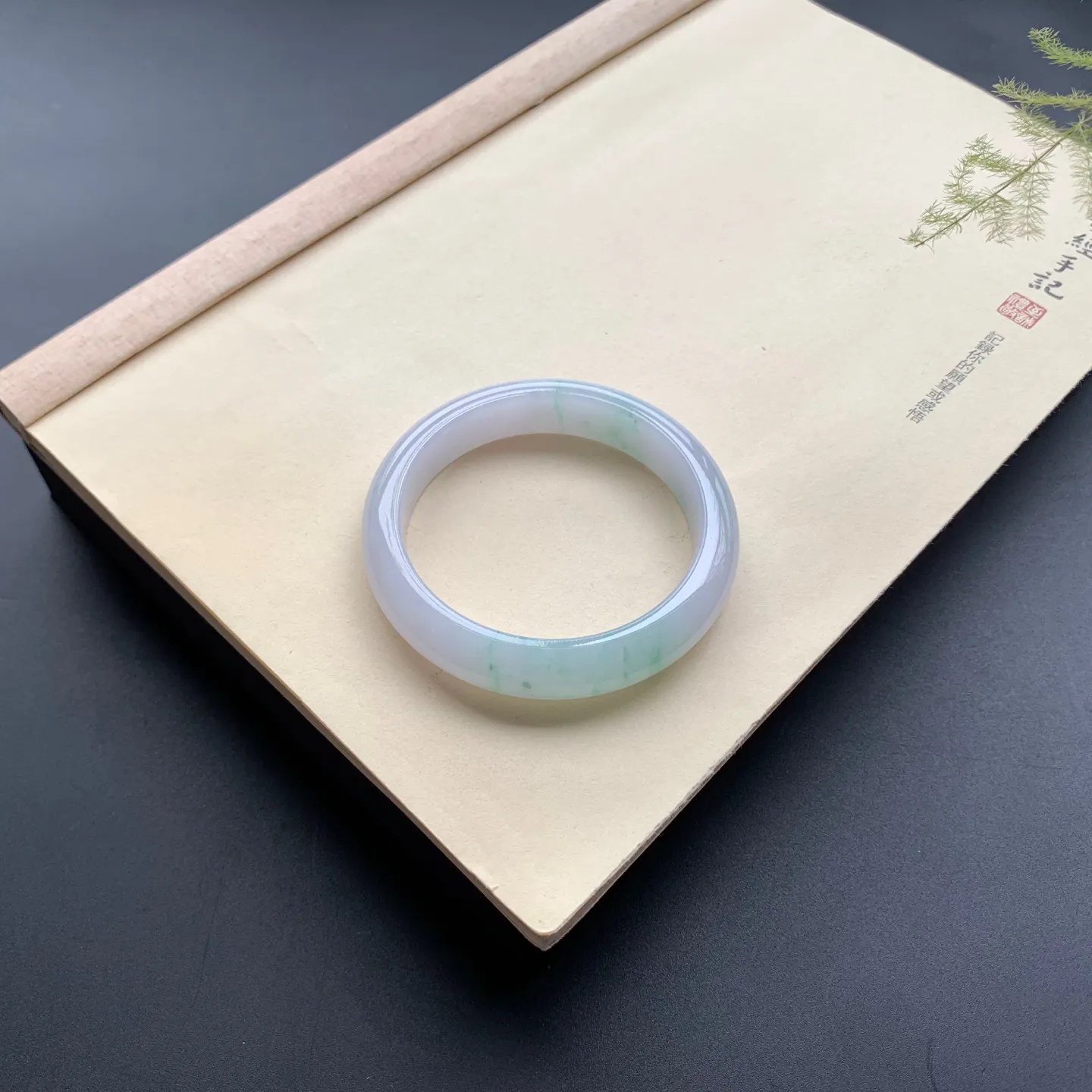 飘绿正圈手镯 尺寸：58.8-12.8-8.3，无纹裂，细腻光滑，清爽干净