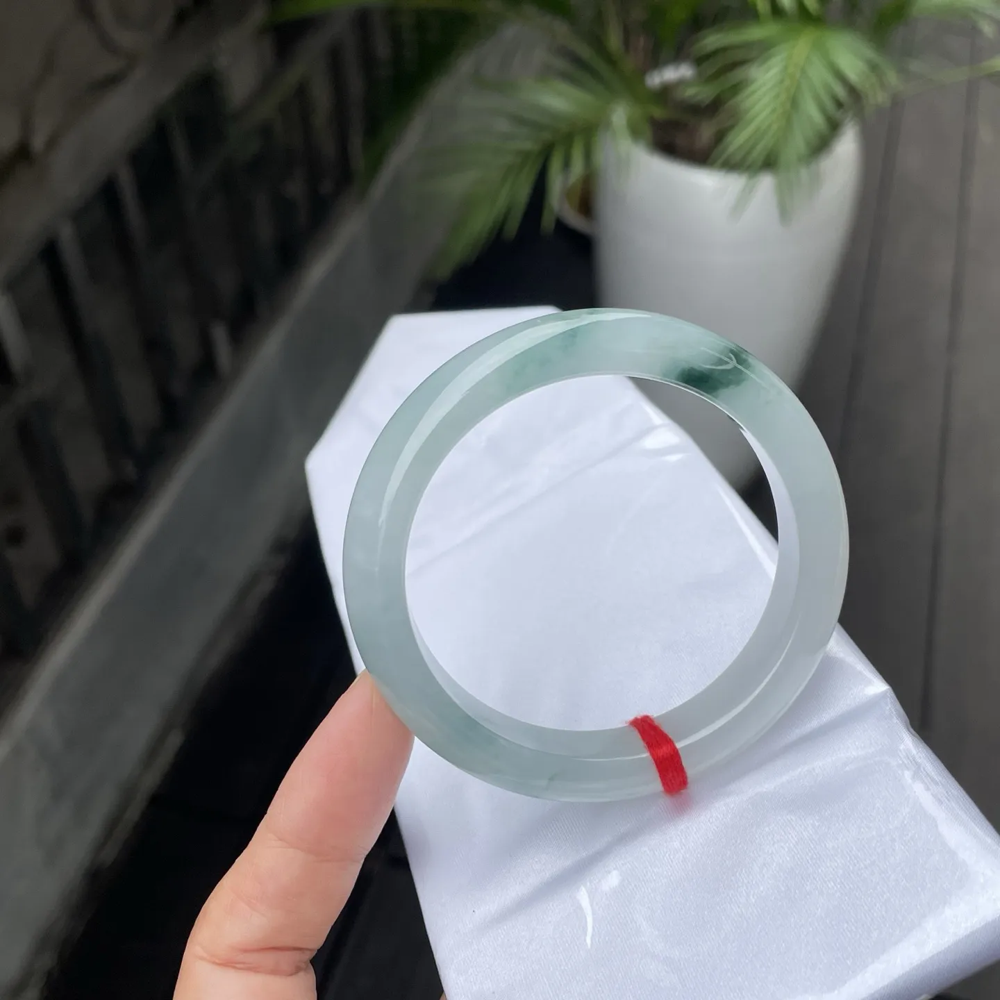 55圈口️
飘花，翠色如泼墨山水，那几缕深绿似是青山间的云雾与草木，在莹润的玉质里悠然晕开