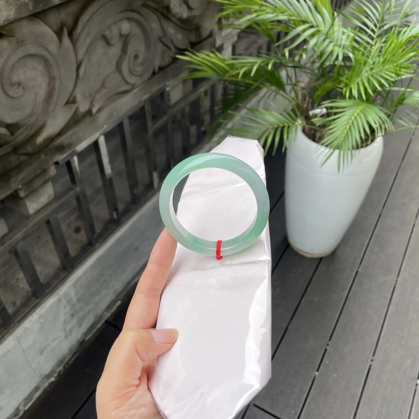 56+圈口️
带色，泛着清浅的绿意，通透得像山涧里澄澈的溪水，明朗清新