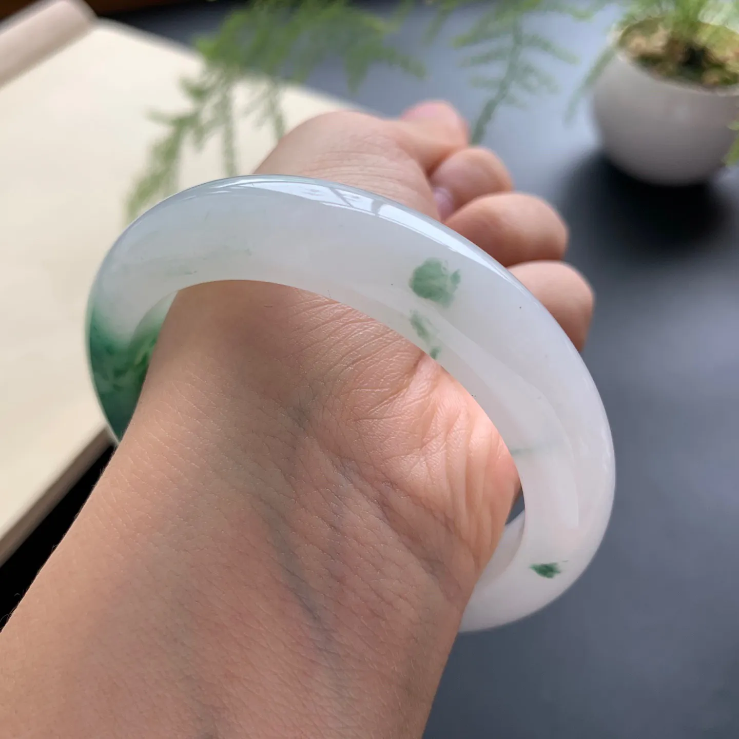 56圈口飘花正圈手镯 尺寸：56-13-9，无纹裂，花色浓郁，版型厚装