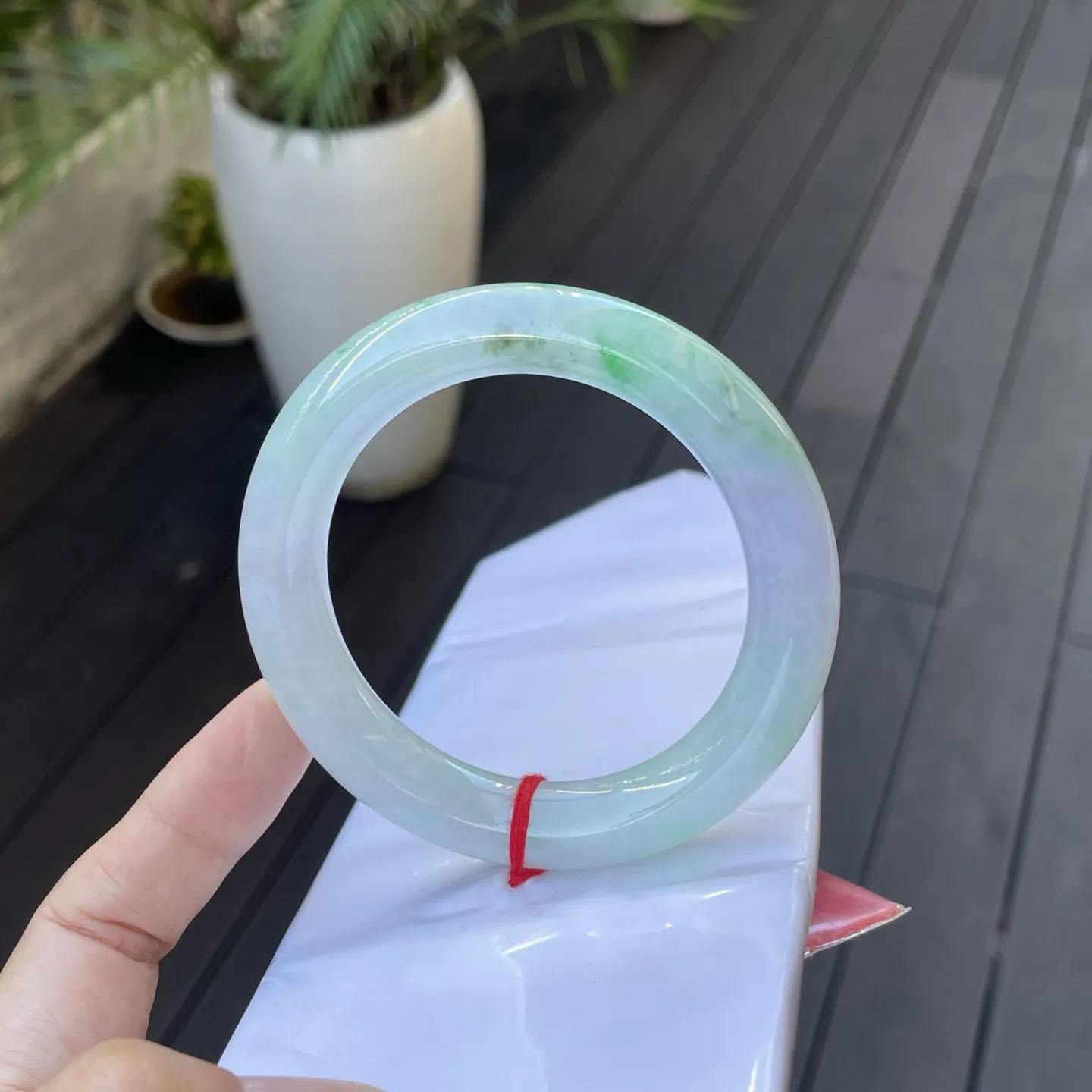 57圆条
春彩，那淡绿如溪水漫过青石板，泛着柔柔的光，又像初绽的荷叶，带着清新的水汽