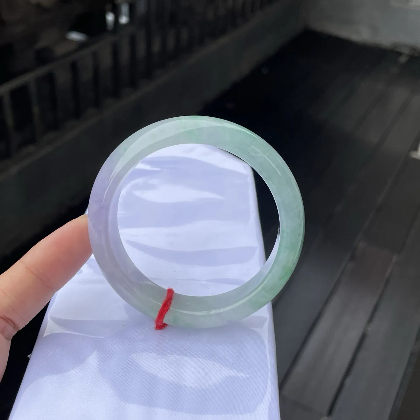 54圈口
春彩，仙仙的紫与翠绿相间，宛若山间升腾的薄雾，轻盈地萦绕在镯身，灵动又富有生机