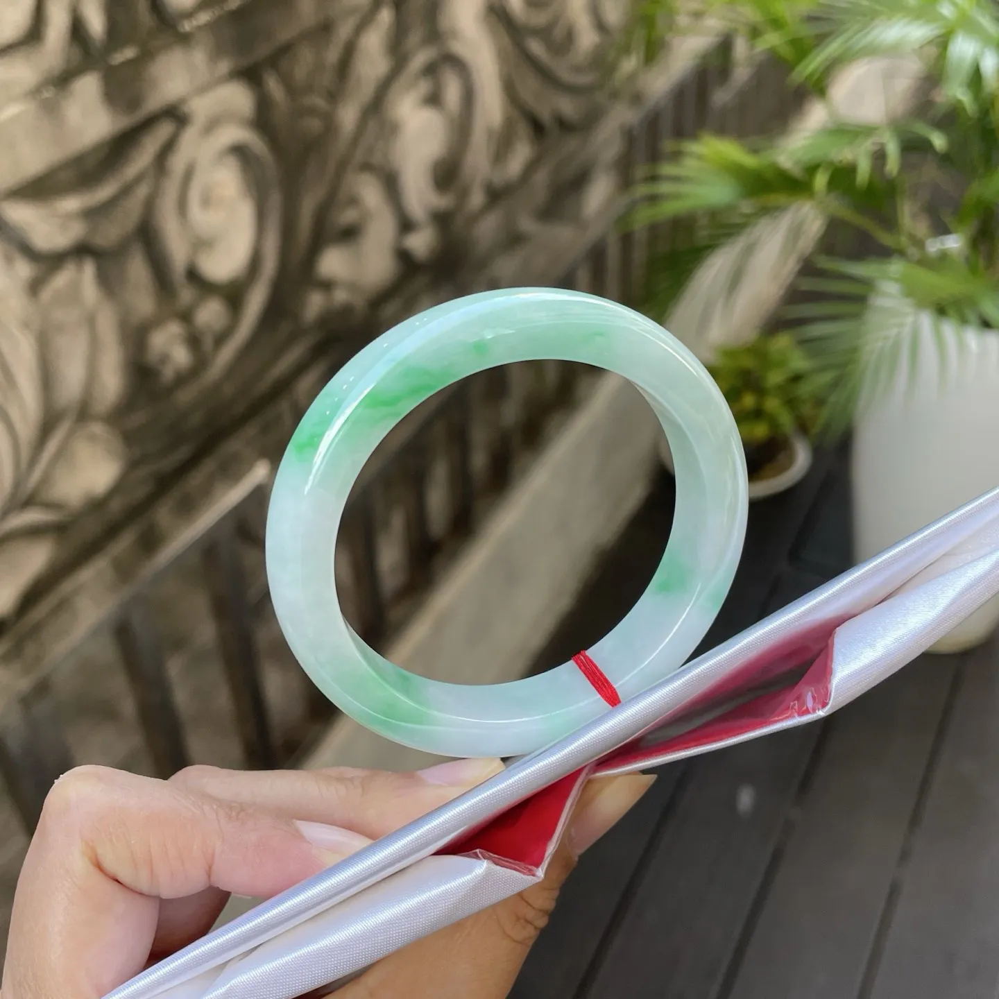 53+圈口
带色，莹润的玉质里凝着江南的绿意，翠色似流光在石上肆意晕染，清新绿意