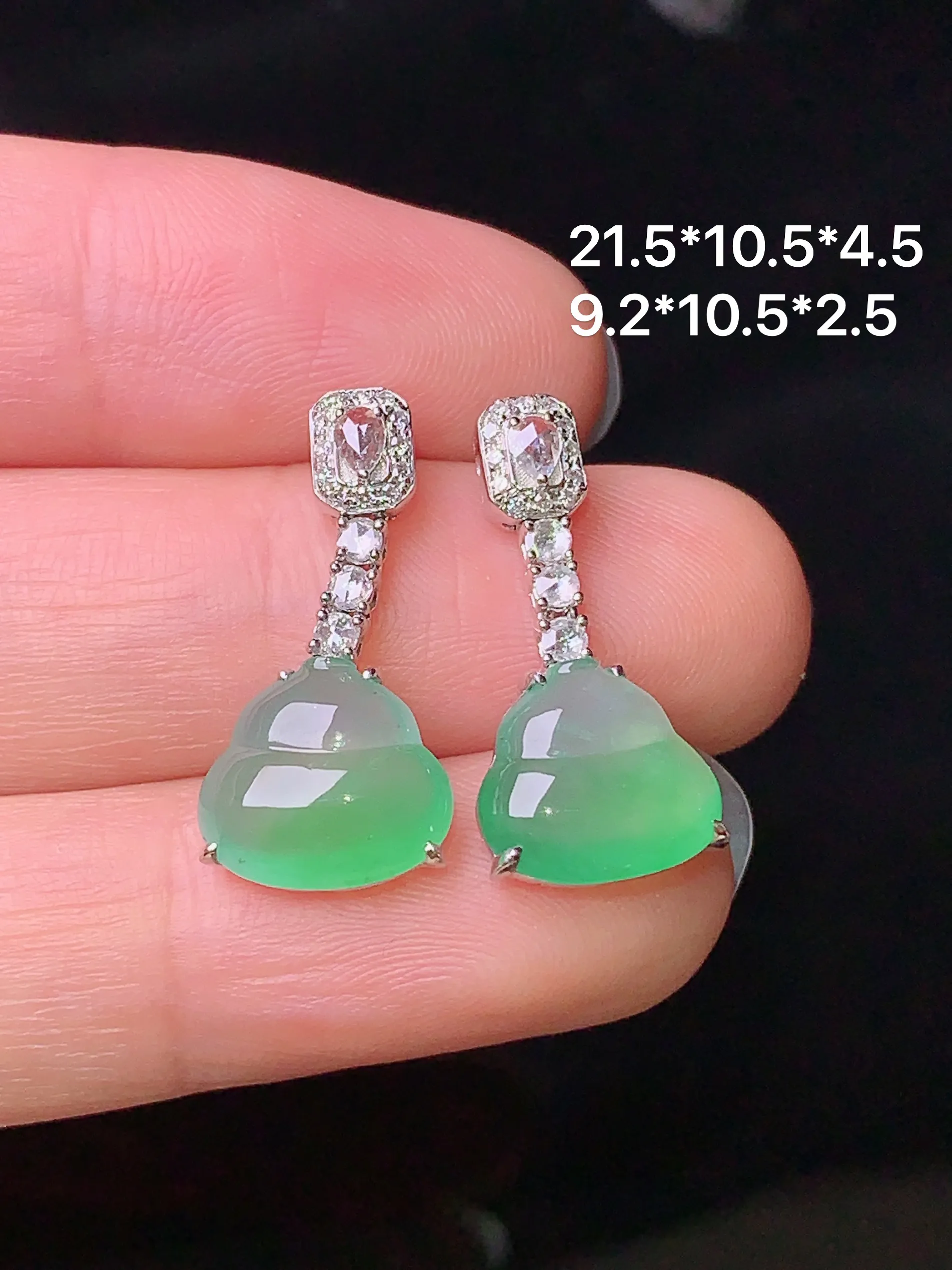 18k金钻镶嵌冰种翠绿葫芦耳坠吊坠 玉质细腻 色泽清新艳丽 整体尺寸21.5*10.5*4.5