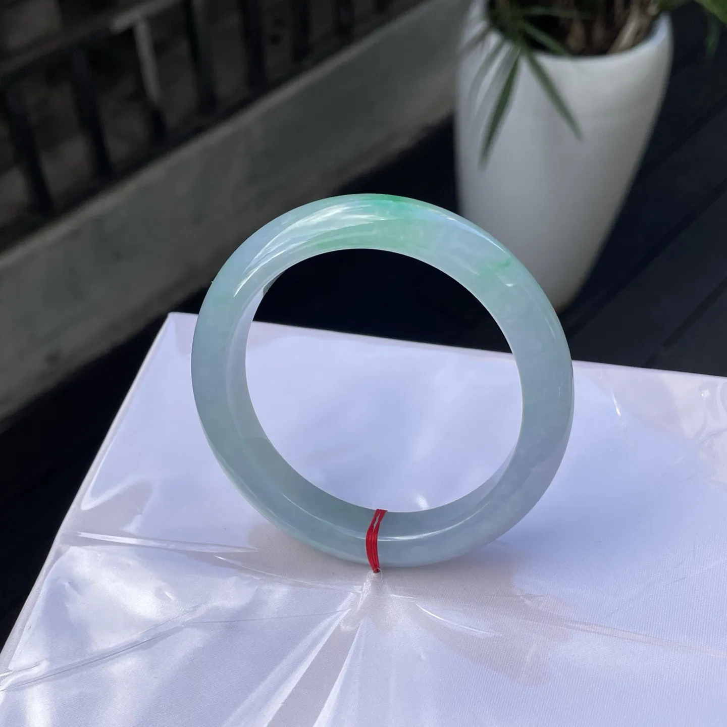 60+圈口
带色，似一汪被春风轻拂的湖水，清透的底色里，那抹翠绿如岸边新抽的柳芽，鲜活灵动