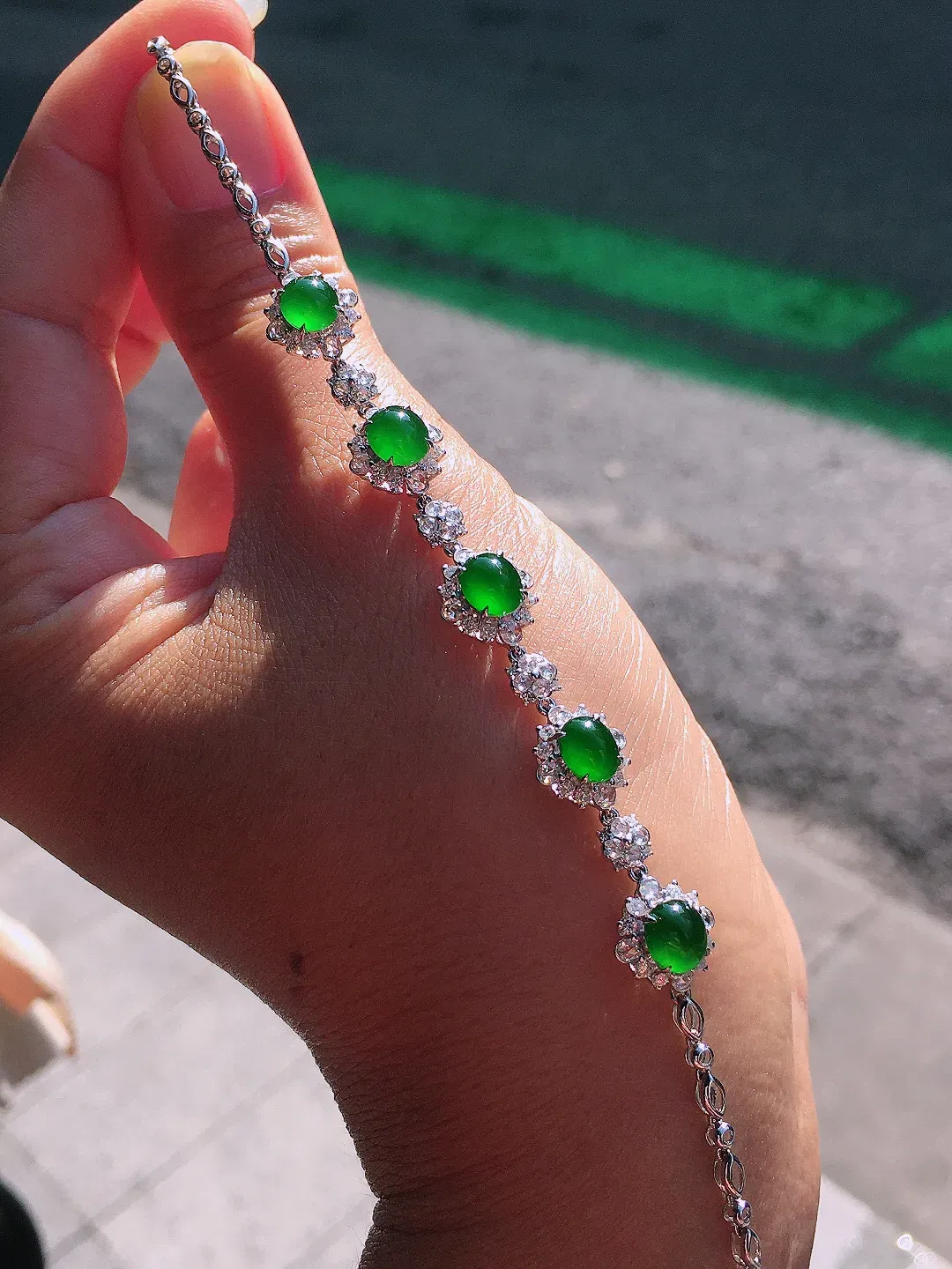 阳绿蛋面手链，色泽均匀艳丽，玉质细腻，荧光感超
强，饱满圆润，尽显优雅气质，18k
金豪华镶嵌