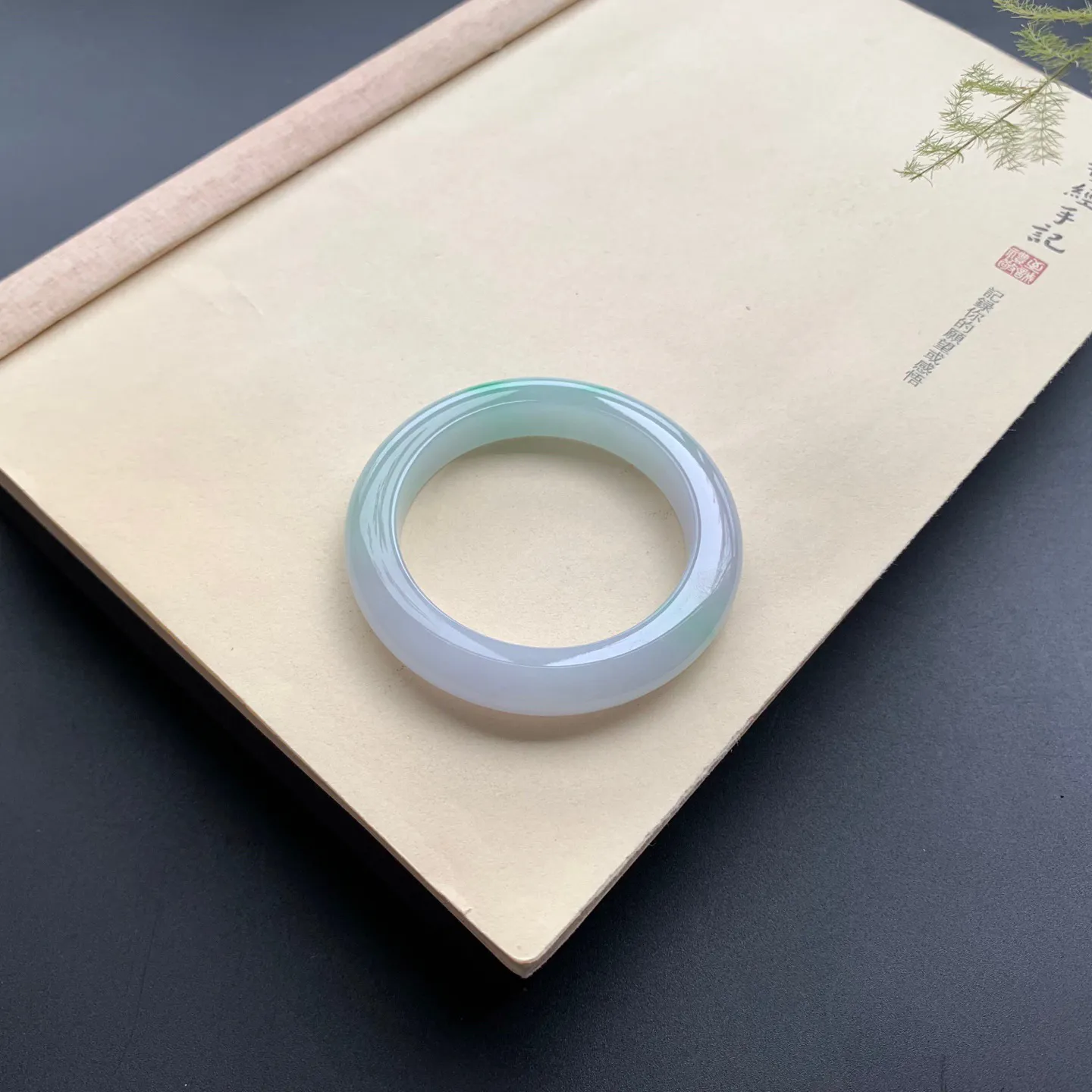 52圈口飘绿正圈手镯 尺寸：52-10.5-9.2，无纹裂，水润细腻，优美迷人