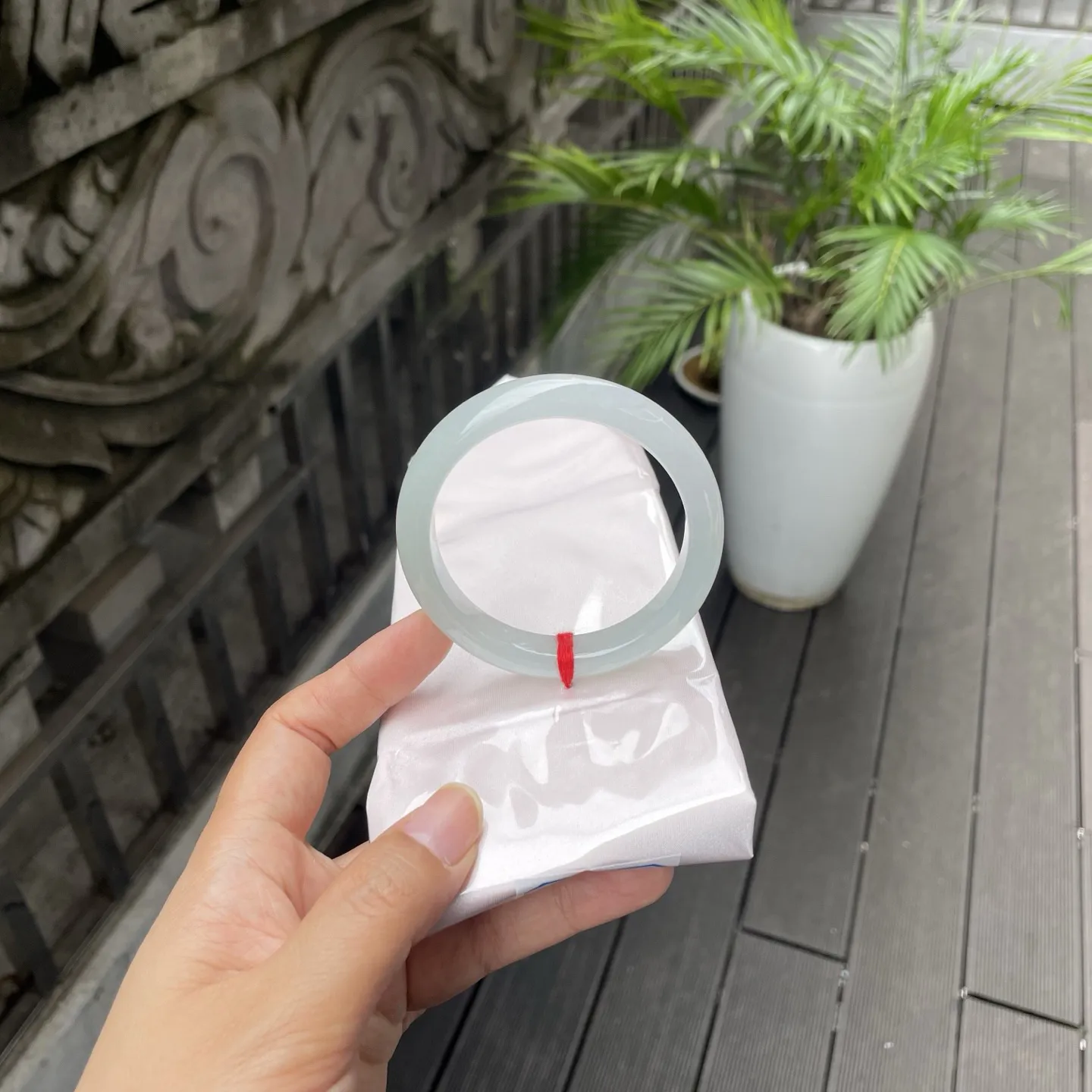 56+圈口
白月光，通透得像山涧里的清泉，淡青的底色清新脱俗，腕间一戴，仿佛连呼吸都带上了山间溪水的清冽与柔美