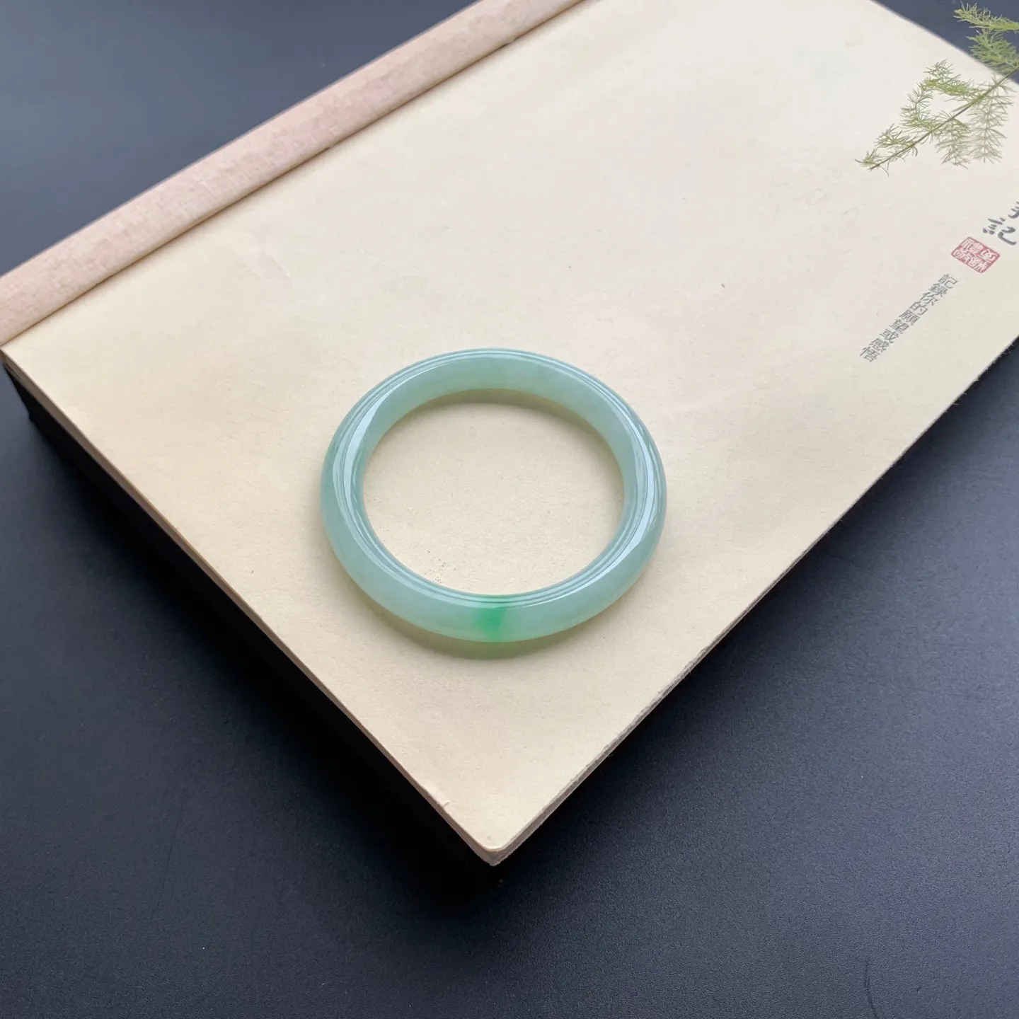 53圈口飘绿圆条手镯 尺寸：53-8.5，无纹裂，细腻光滑，色泽靓丽