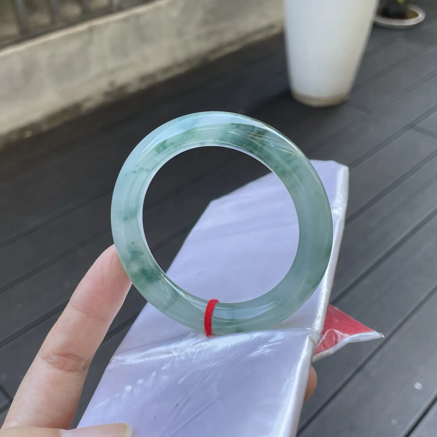 52+圆条
飘花，似将江南春水的碧色与灵动都收于其中，浅绿如流云般晕染，剔透又清新