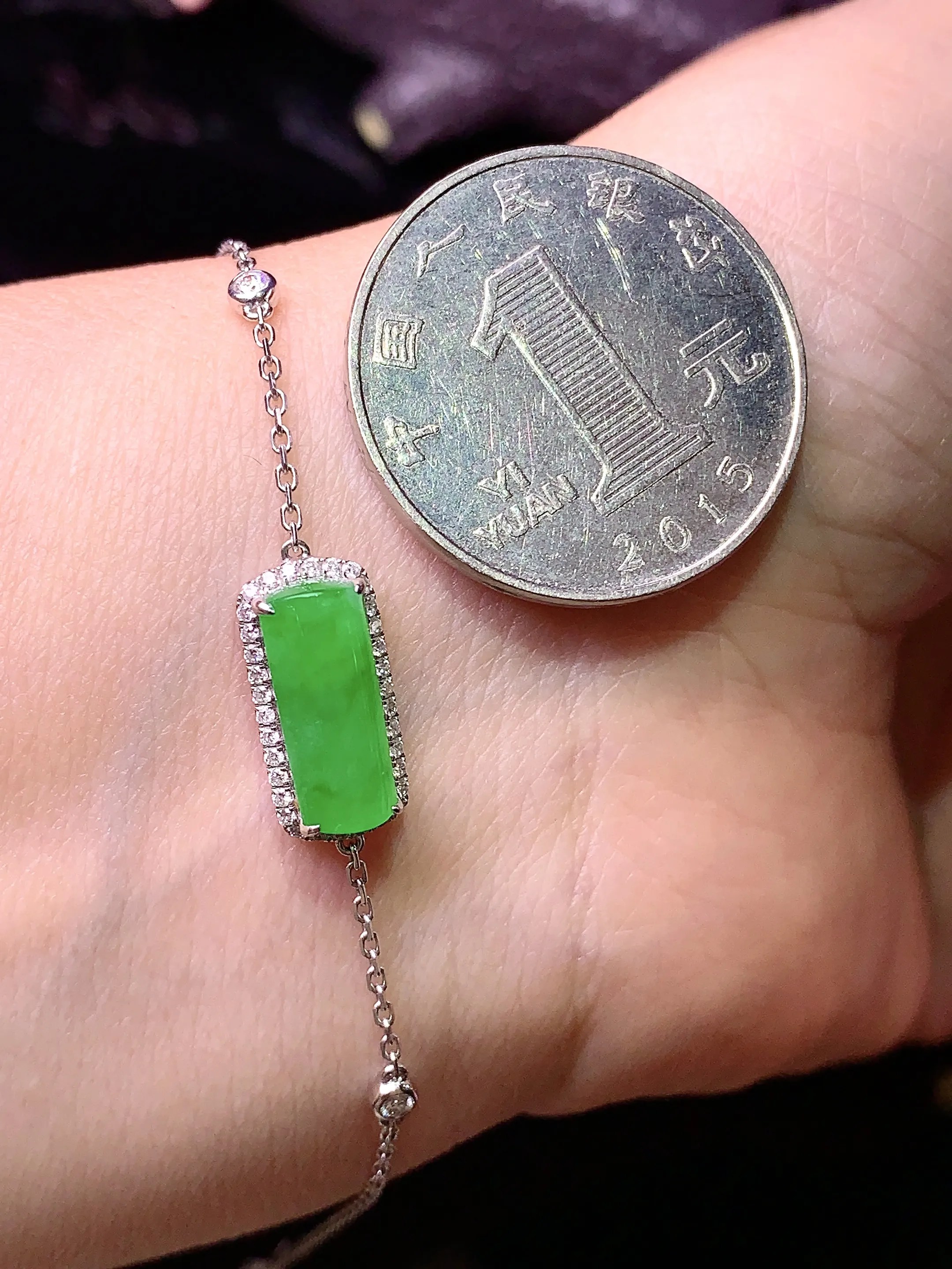 18k金钻镶嵌满绿玉柱手链 玉质细腻 色泽清新艳丽 整体尺寸12.6*4.7*3.2