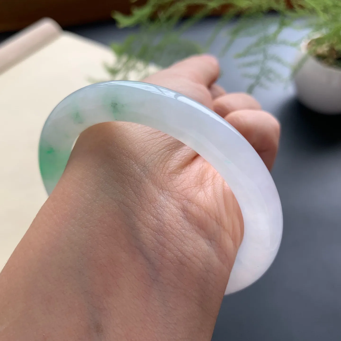 52圈口冰飘绿圆条手镯 尺寸：52-9，无纹裂，水润透亮，优雅迷人