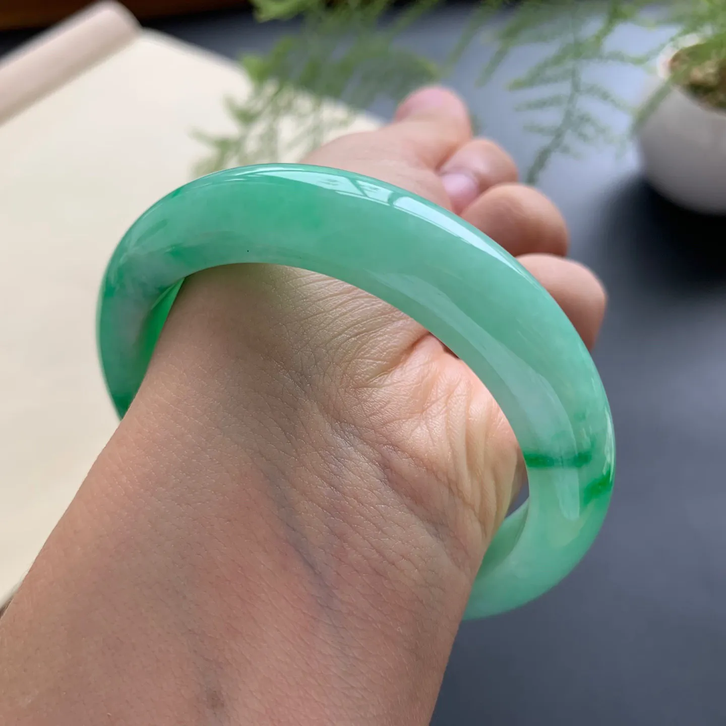 55圈口辣色正圈手镯 尺寸：55-12.5-8.8，无纹裂，细腻光滑，色辣靓丽