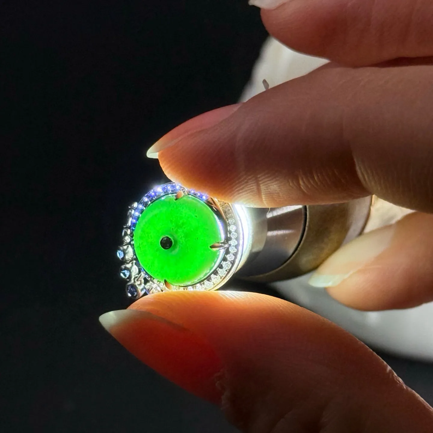 精品18k墨翠平安扣耳钉 种好色正 黑度极好 打灯通透 油性十足 尺寸13