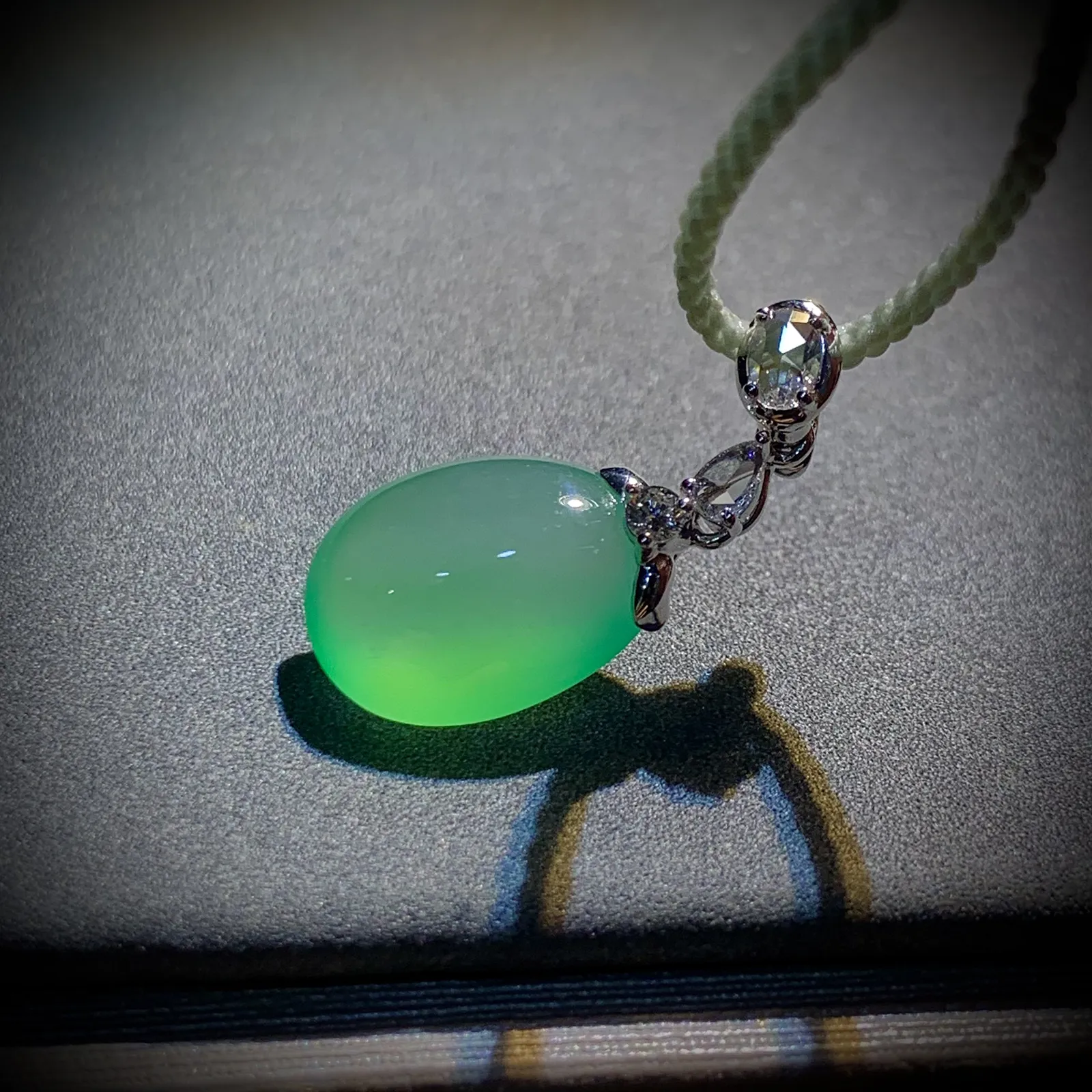 精致小福瓜，裸石约13-10-5mm，
18K金，南非钻，