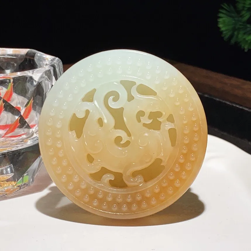 新疆和田玉且末糖仿古龙皮带扣。尺寸58/14重52.8克。玉质细腻油润。手推出油。佩戴高端典雅。lt