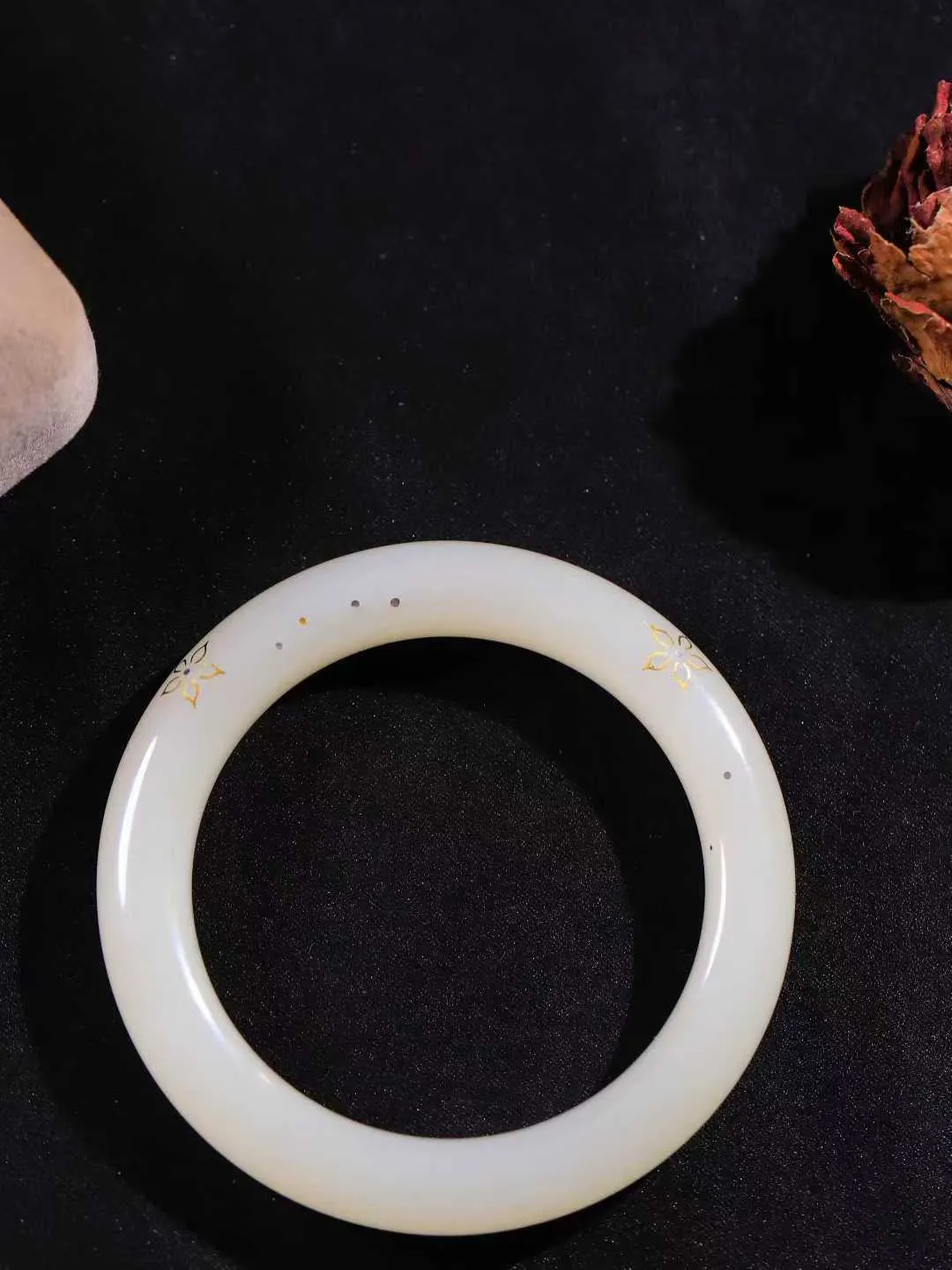 【粉黛.手镯】

精品️和田玉藕粉挫金挫银工艺手镯
仙女藕粉手镯
馥郁芬芳 油糯饱满
气质温婉尔雅 甜甜的藕粉色
质地如膏似脂 少女感十足
精工打磨 手感上佳
尺寸56-11.2-10.5mm 重58克 fDA-63110454