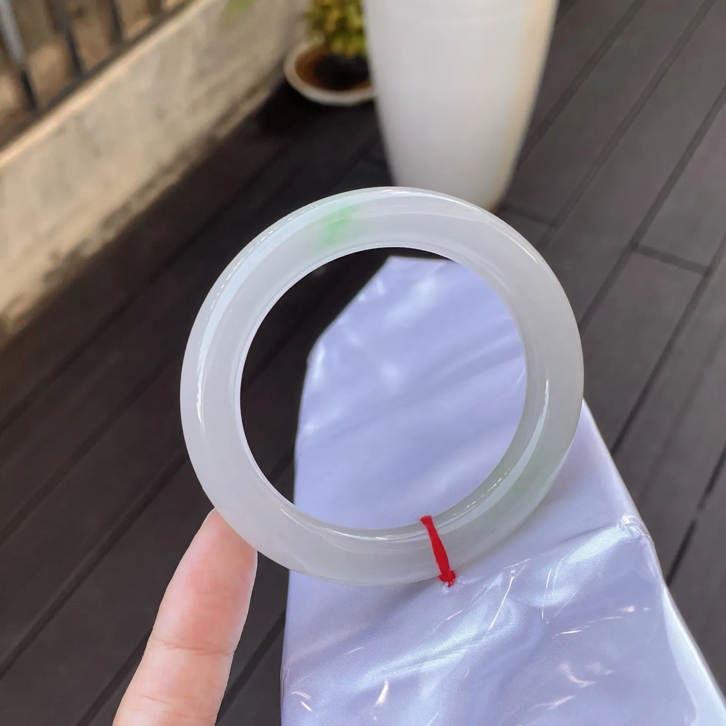 56圆条
冰底飘抹金丝绿，通透的质地，仿若能映出周遭光影，流转着柔和又雅致的光泽