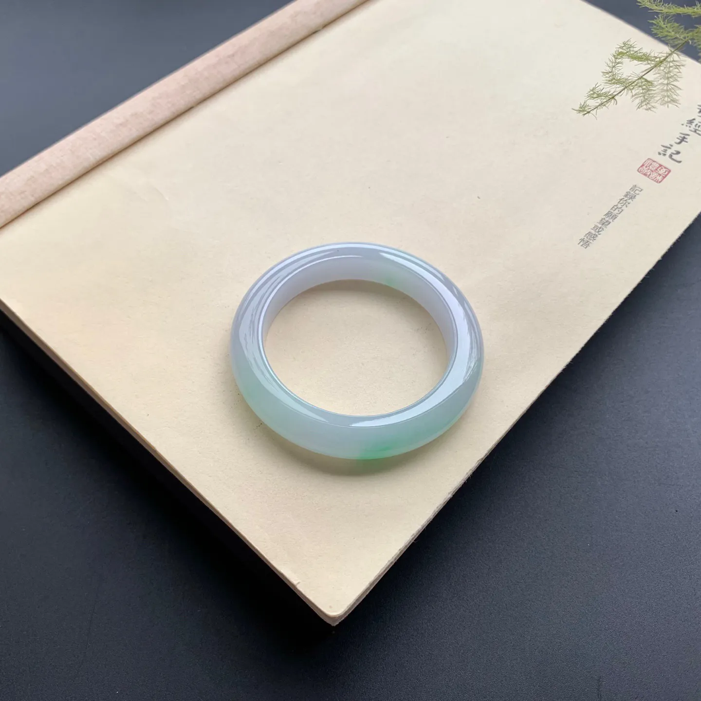 52圈口飘绿正圈手镯 尺寸：52-10.5-9.2，无纹裂，水润细腻，优美迷人