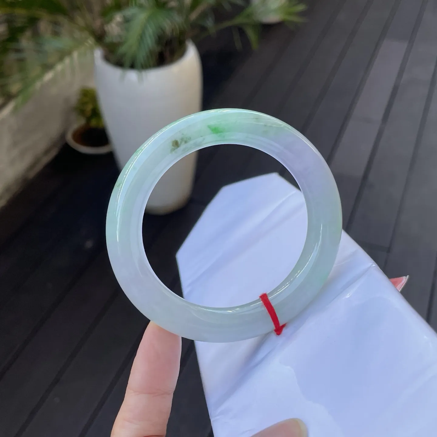 57圆条
春彩，那淡绿如溪水漫过青石板，泛着柔柔的光，又像初绽的荷叶，带着清新的水汽