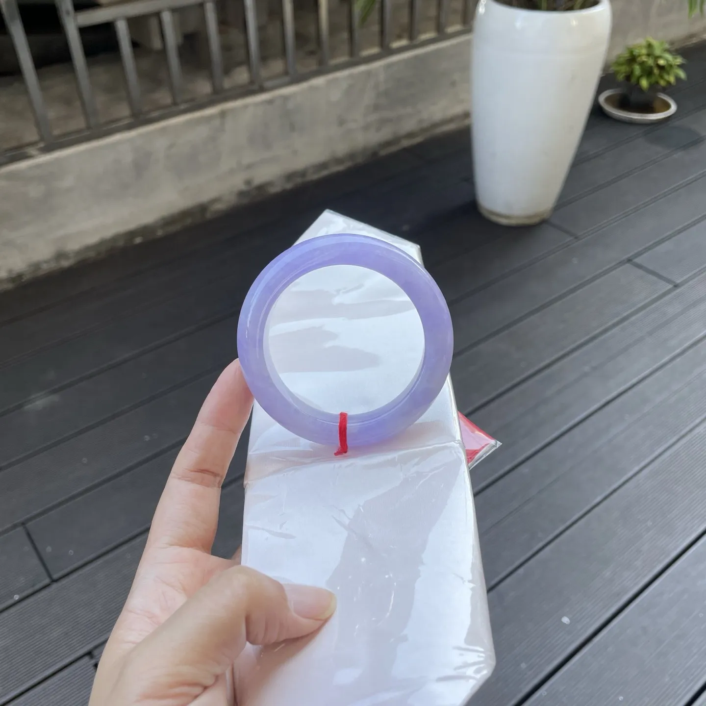 54+圈口
满紫，光泽温润，如盛着一汪紫水晶般的梦，流转着静谧的浪漫