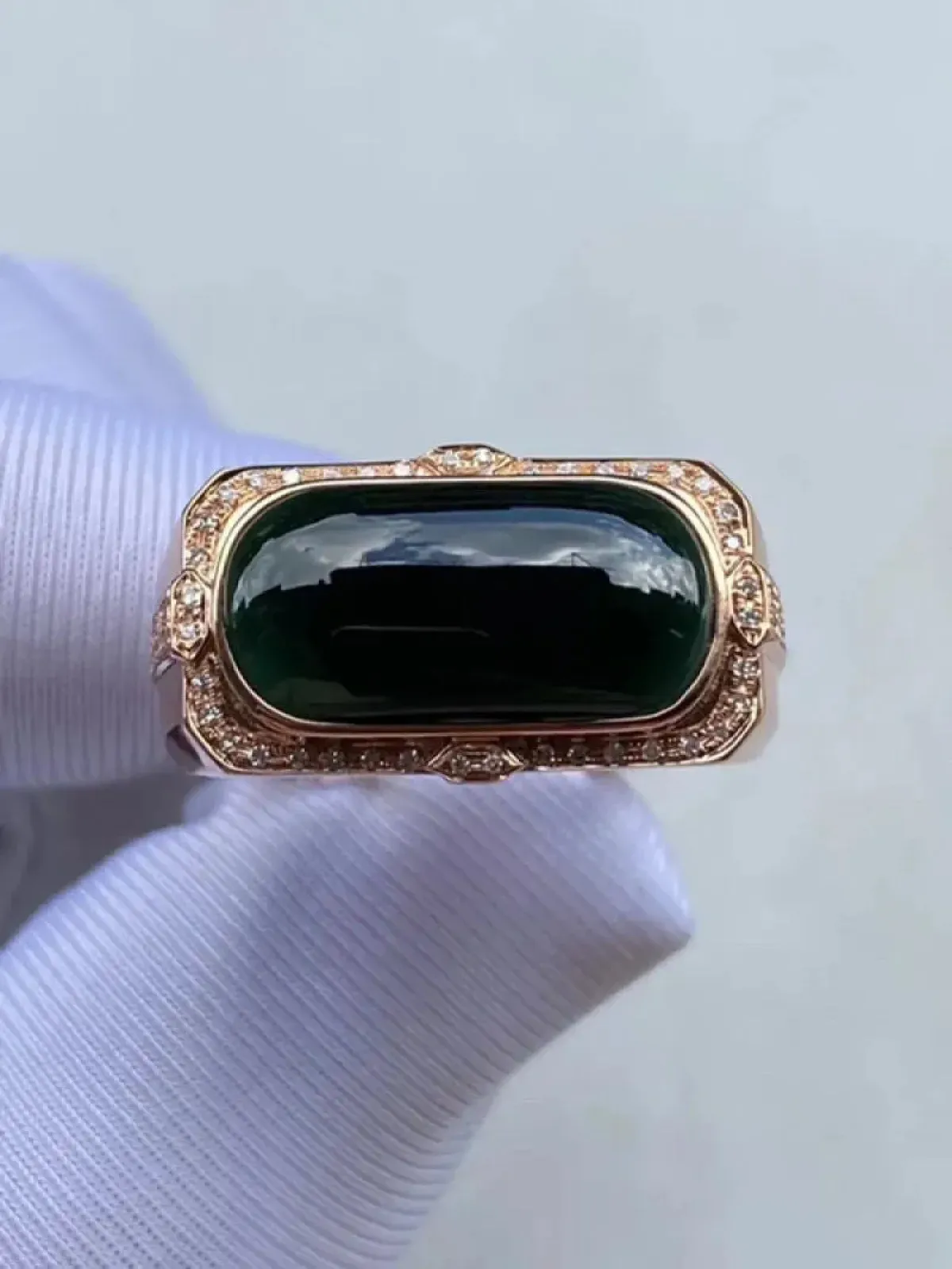 墨翠【马鞍戒指】18K金+南非钻镶嵌，细腻干净，黑度极黑，性价比高，雕工精湛，打灯透绿 裸石尺寸：17.7*9.2*6.8‘