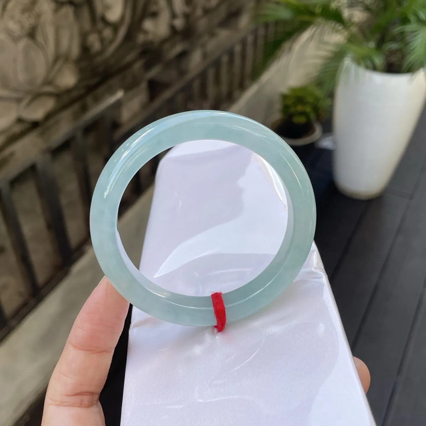 56圈口🫐
蓝底，雨后初晴的天空被揉进了玉石，每一次流转都似有清泉在玉里叮咚作响，满是清灵的韵致