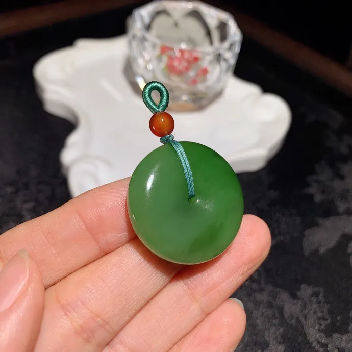 和田玉阳绿俄罗斯碧玉平安扣挂件。尺寸30/9玉质细腻油润。手推出油。佩戴高端典雅。lt251104