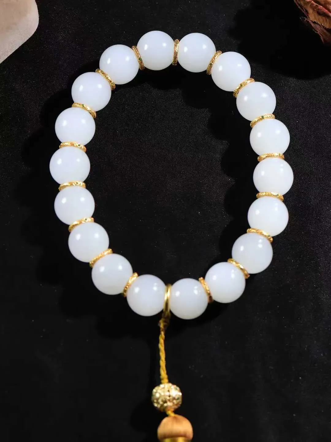 【珠圆玉润.手持】

收藏级️和田玉白玉珠圆玉润手持玉质温润细腻  整串打磨圆润，佩戴舒适。珠珠落