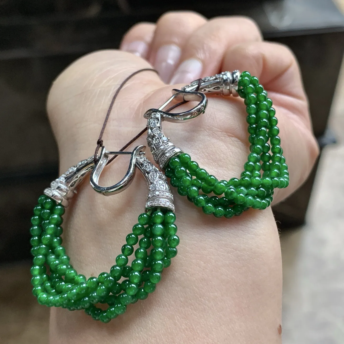 金钻镶嵌辣绿色珠珠耳坠^_^颜色浓郁 鲜艳