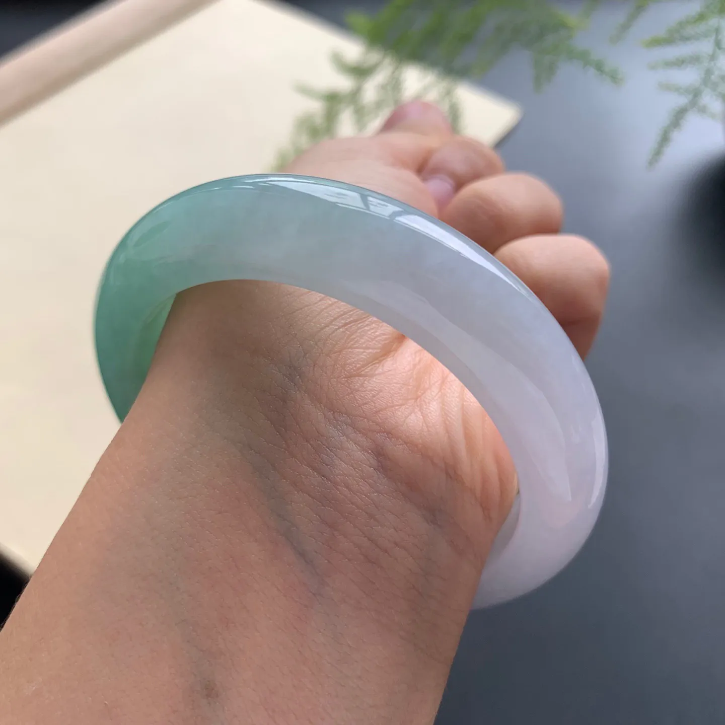 54.5圈口飘绿正圈手镯 尺寸：54.5-13.5-9.5，无纹裂，色泽靓丽，版型厚装