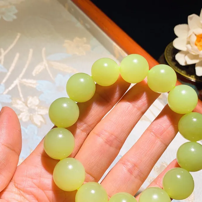 新疆和田玉若羌黄口料圆珠手串。单颗尺寸16重84.5克。玉质细腻油润。手推出油。佩戴高端典雅。lt251104