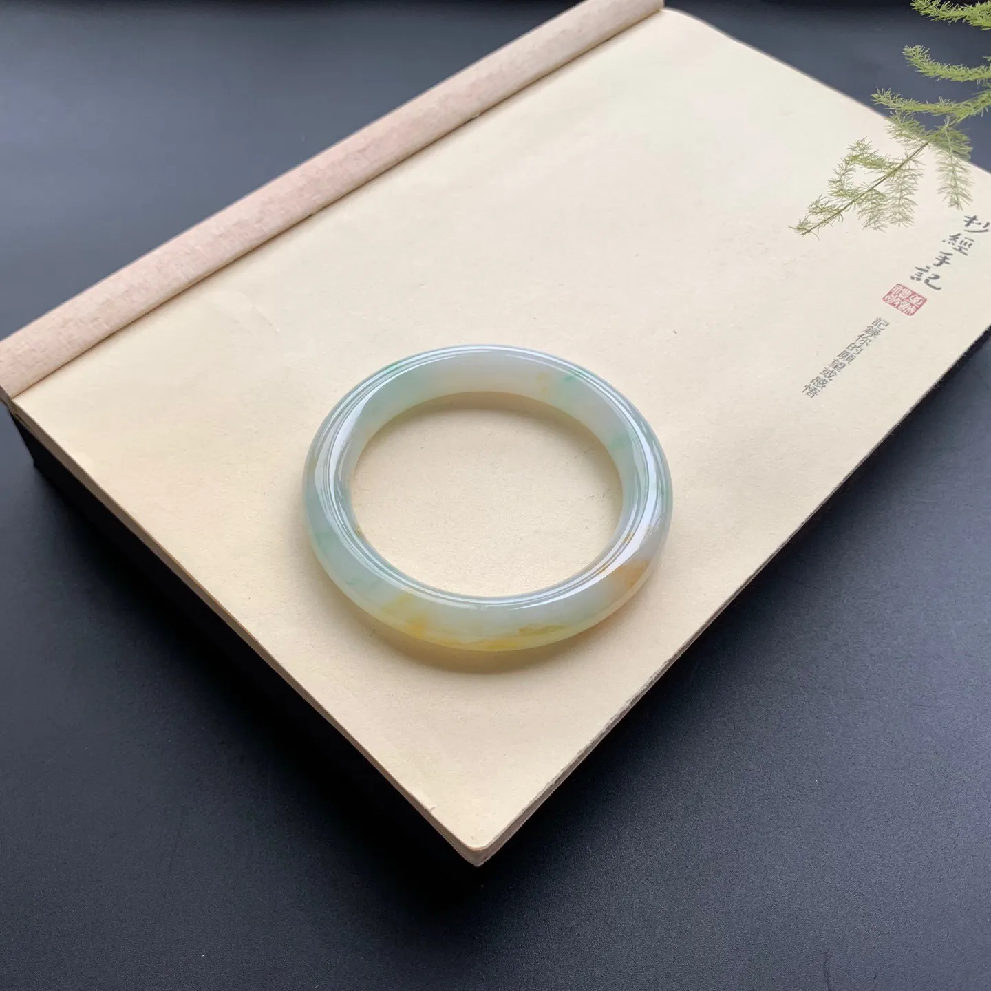 60圈口黄翡飘绿圆条手镯 尺寸：60-12-11，无纹裂，细腻光滑，条形饱满