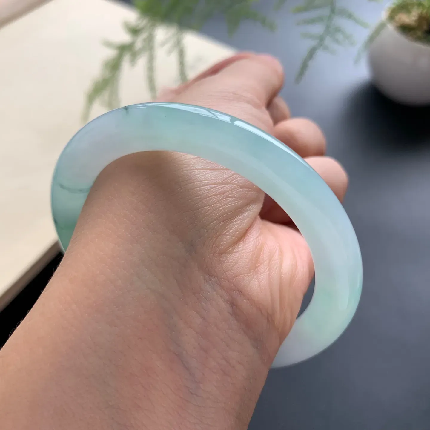 53.8圈口冰飘花圆条手镯 尺寸：53.8-7.8-8.8，无纹裂，细腻起胶，条形饱满