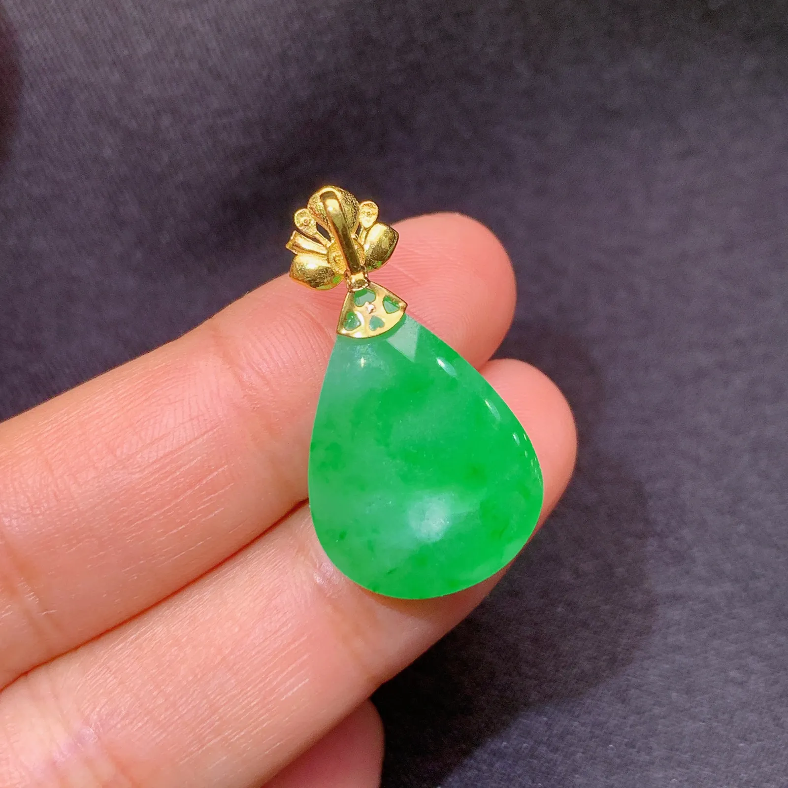 阳绿水滴吊坠，18k金镶嵌，色泽鲜阳，冰润细腻，种水足， 尺寸27.2*14.9*8