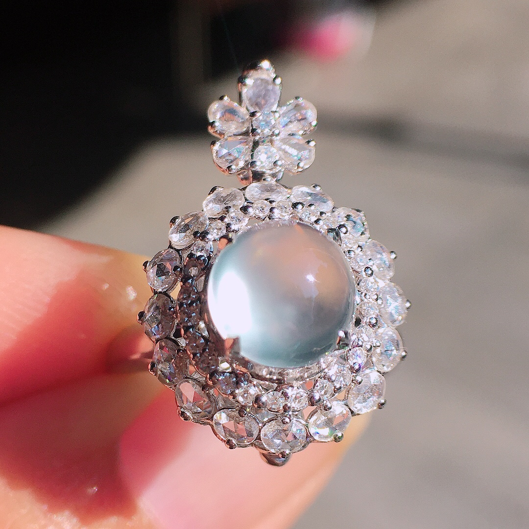 玻璃种蛋面戒指/吊坠两用款，玉质细腻，荧光感超
强，饱满圆润，尽显优雅气质，18k
金豪华镶嵌