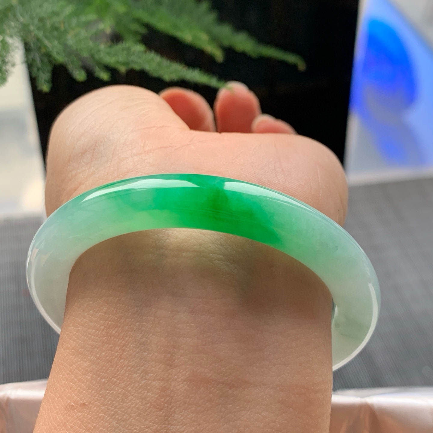 圆条冰糯阳绿 无瑕 尺寸:52.7/9 色阳