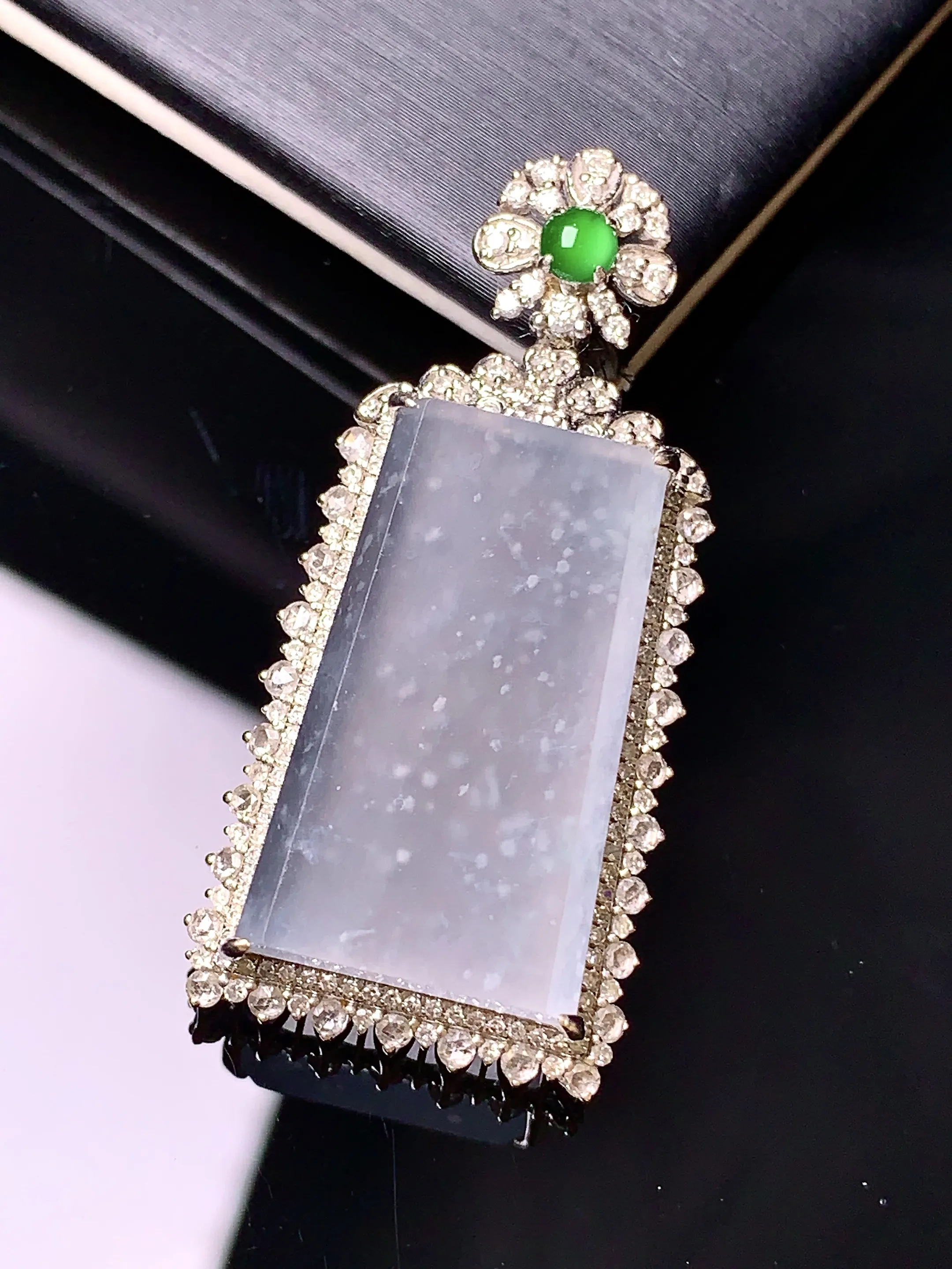 18k金钻镶嵌冰种木那料雪花棉无事牌吊坠 玉质细腻 色泽清新艳丽 整体尺寸39.7*18.6*9.8